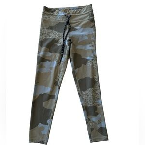 Ladies, camouflage, low waisted stretchy full length leggings small